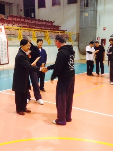 Prof. Kang presents certificate